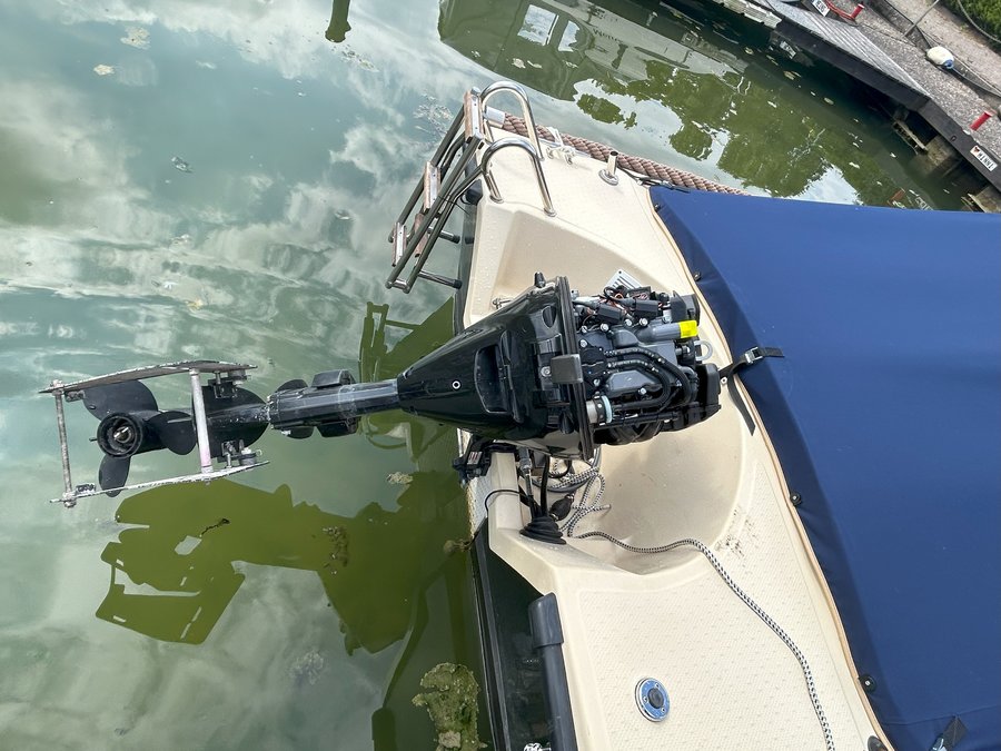 Maintenance on an outboard motor of a sloop