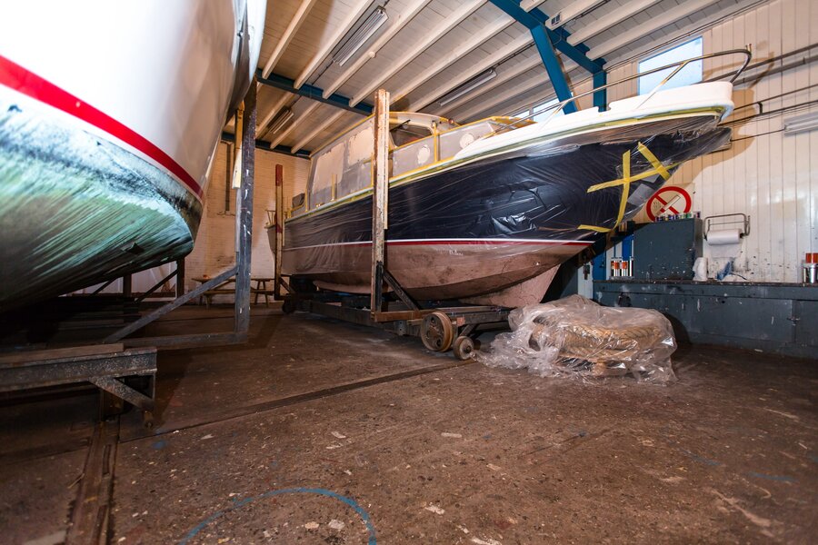 Perform boat painting work yourself in the workshop