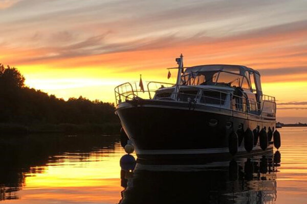 Motorboat in the shadow of the evening sun on the Frisian Lakes 