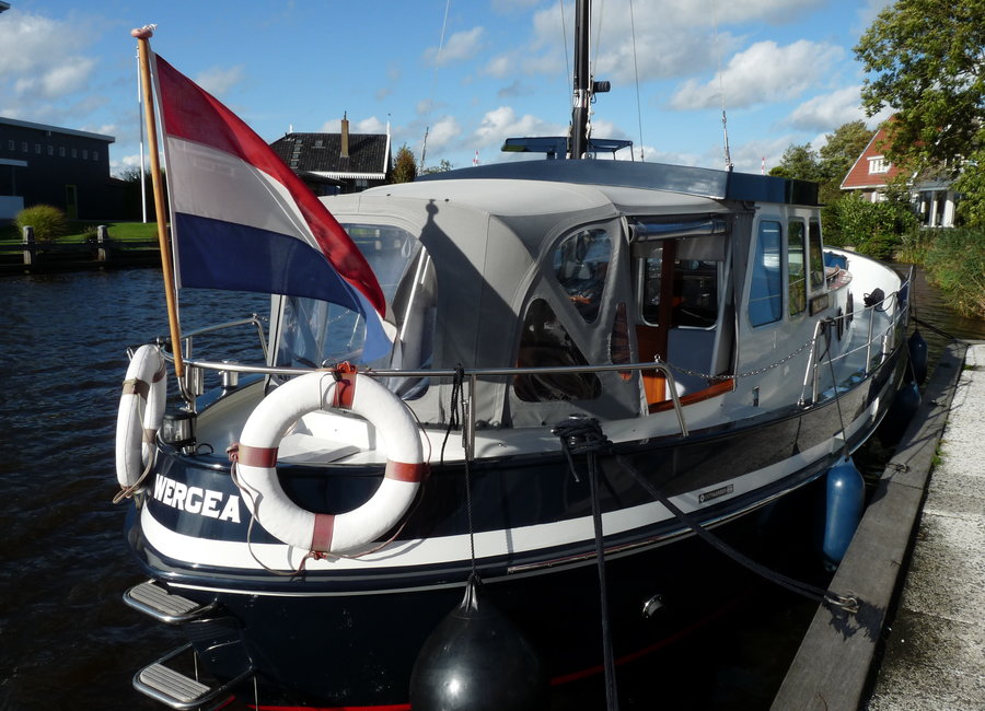 6 Jachtbemiddeling - Oostvaarder 1040 - Jachtwerf Oost - Yachtcharter - Victron.JPG