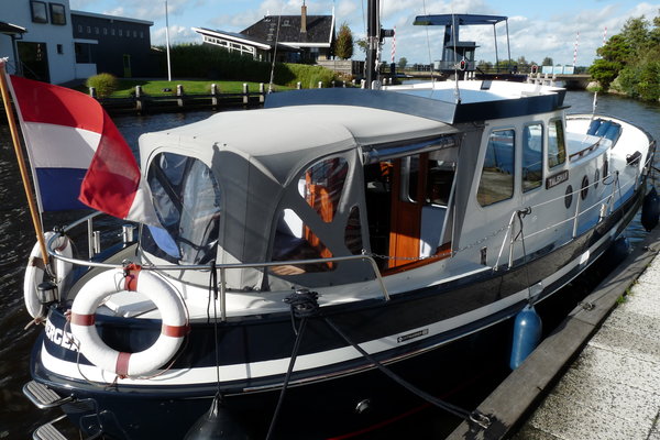 5 Jachtbemiddeling - Oostvaarder 1040 - Jachtwerf Oost - Yachtcharter - Victron.JPG