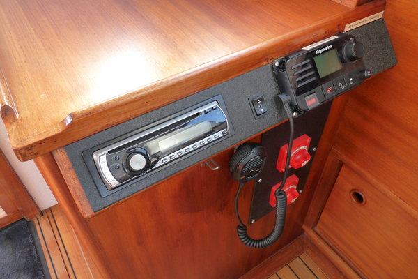 15 Jachtbemiddeling - Oostvaarder 1040 - Jachtwerf Oost - Yachtcharter - Victron.JPG