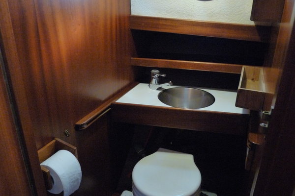 24 Jachtbemiddeling - Oostvaarder 1040 - Jachtwerf Oost - Yachtcharter - Victron.JPG