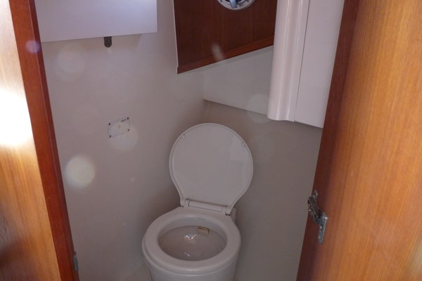 23. Drammer 820 Cabrio - Jachtbemiddeling Jachtwerf Oost.JPG